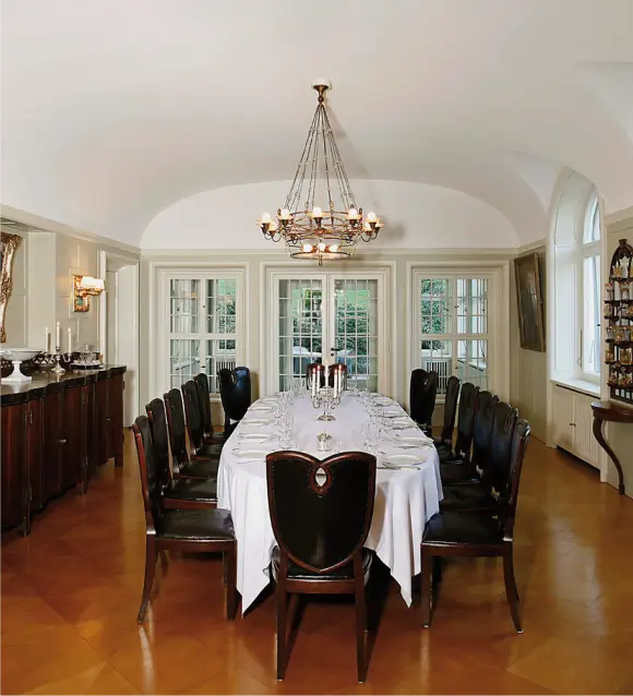 Esszimmer in Haus Friedwart mit Esstisch und Stühlen