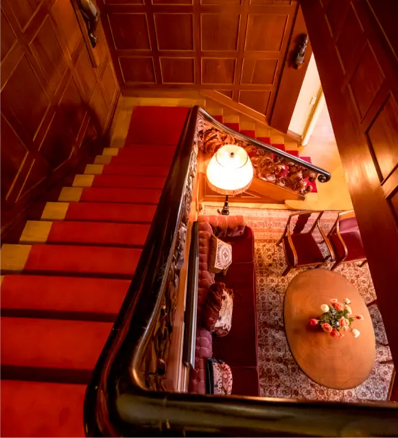 Treppe mit rotem Teppich in Haus Friedwart