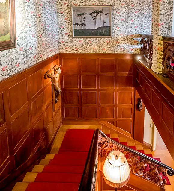 Treppe mit rotem Teppich in Haus Friedwart