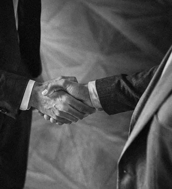 Schwarzweißbild eines Handschlag