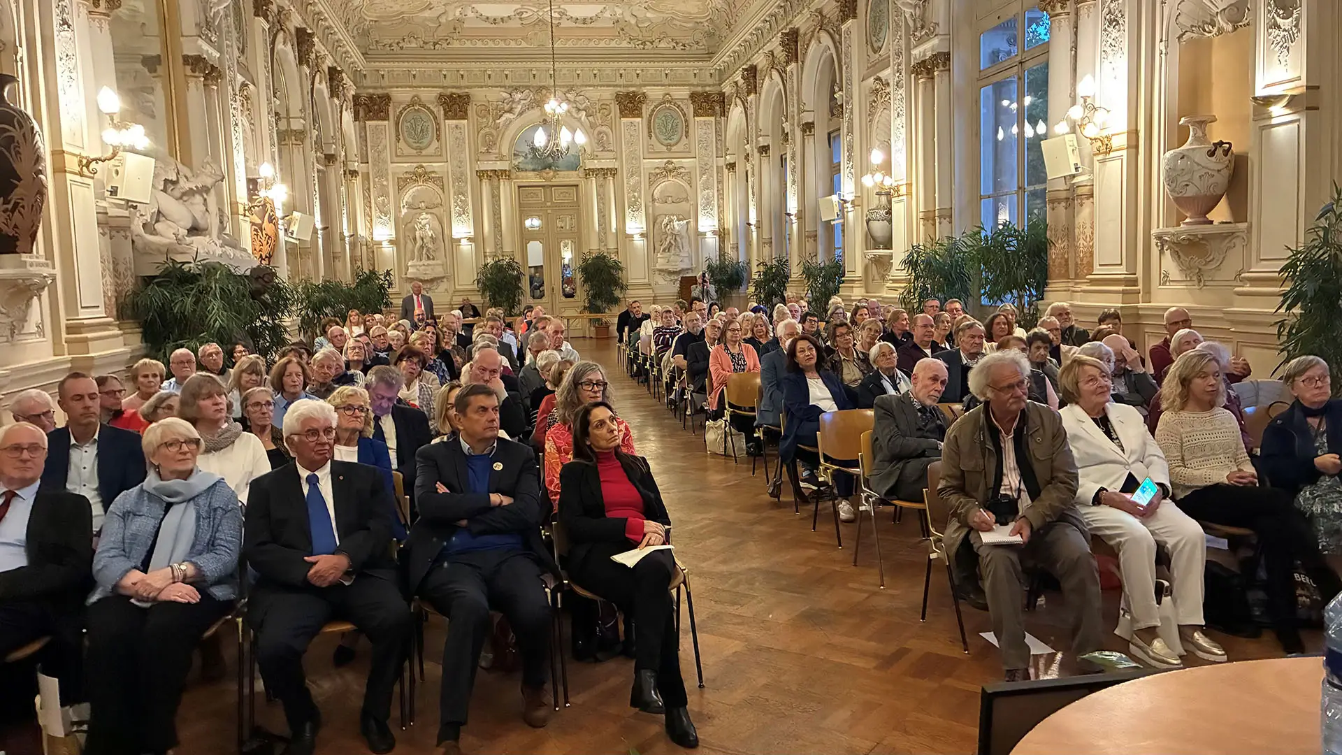 sitzende Besucher der 65 Jahre Städtepartnerschaft Wetzlar - Avignon - (c) Stadt Wetzlar