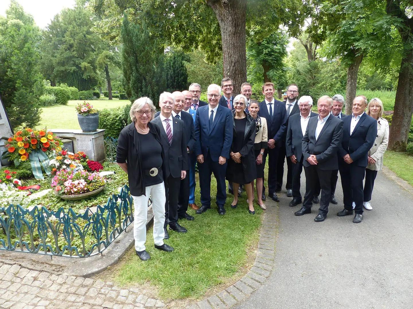 Gruppenbild am Grab von Dr. Knut Kühn‑Leitz - (c) Stadt Wetzlar